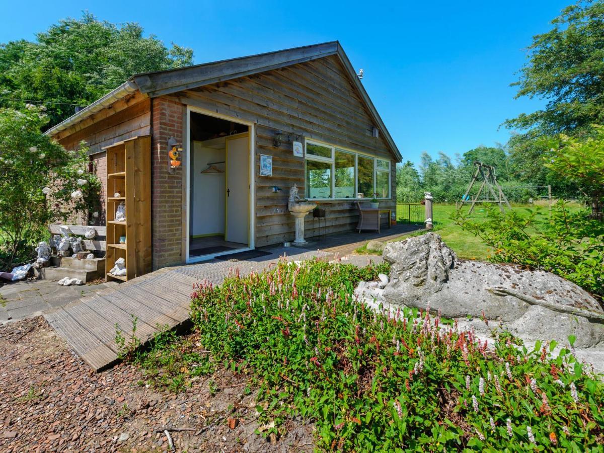 Enticing Holiday Home In Eastermar Near Burgumer Mar Lake Hoogzand Bagian luar foto