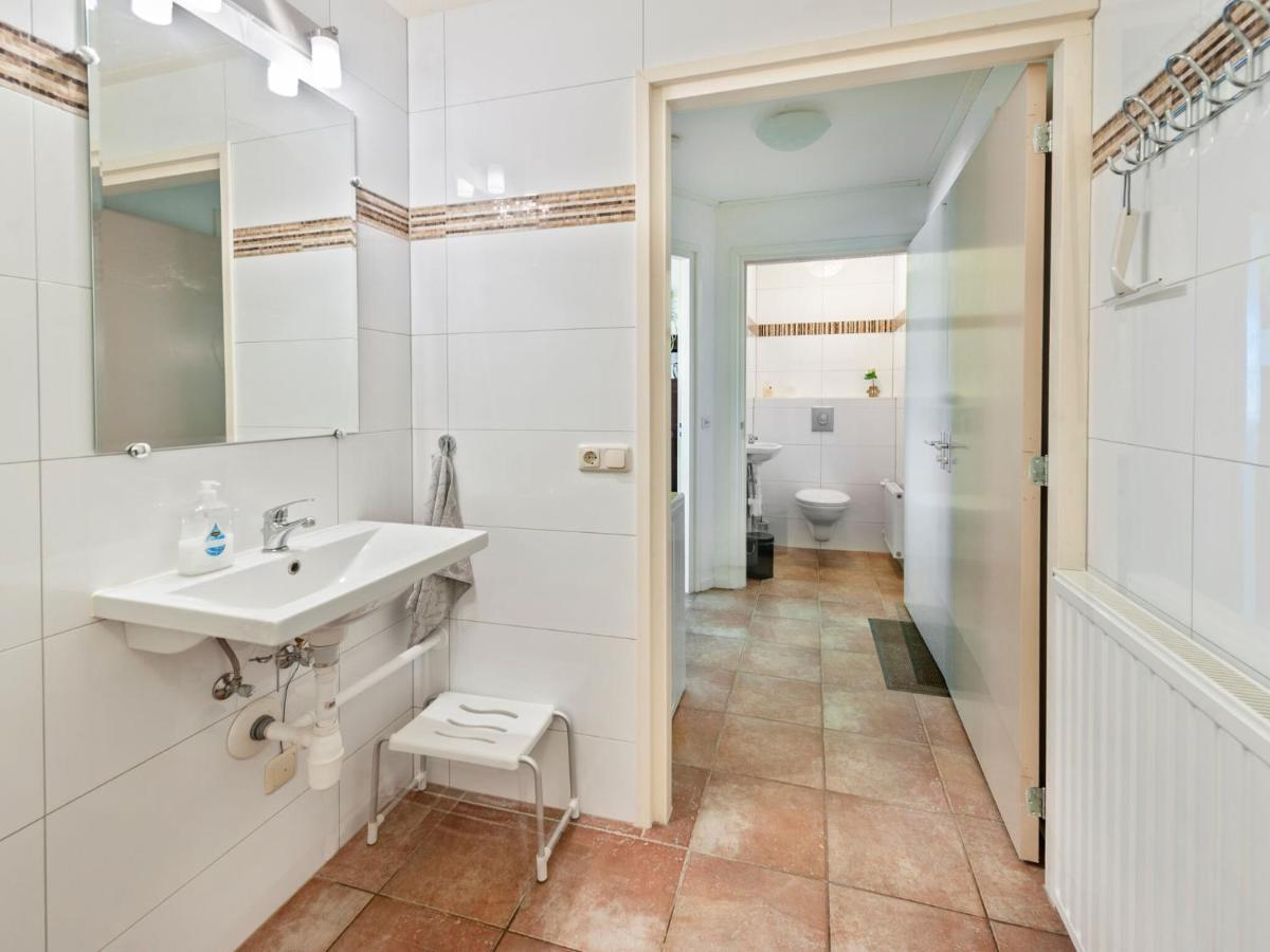 Enticing Holiday Home In Eastermar Near Burgumer Mar Lake Hoogzand Bagian luar foto